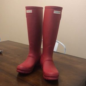 Hunter rain boots: matte red
